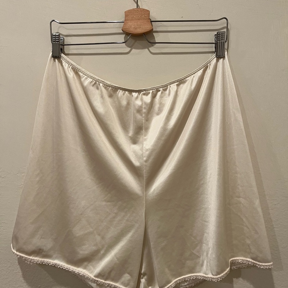 Vintage Bali Cream Satin short